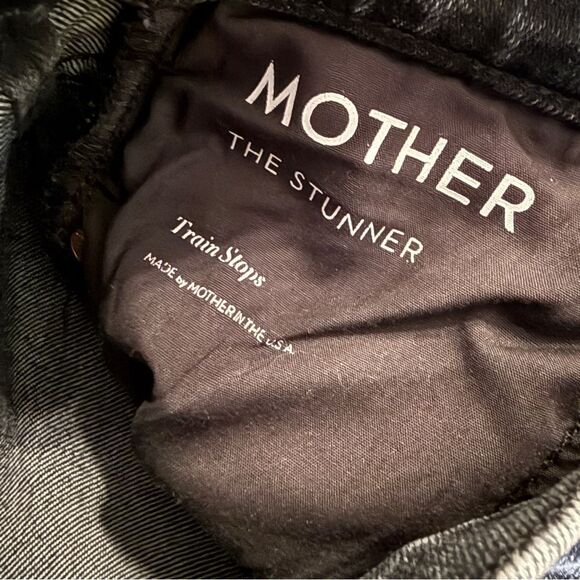 Mother The Stunner in Train Stops - Picture 5 of 8